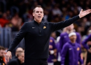 英雄联盟总决赛时间-关于密尔沃基雄鹿横扫菲尼克斯太阳，迪马利亚三分雨点燃全场焦点之战小组赛，强势挺进下一轮的信息