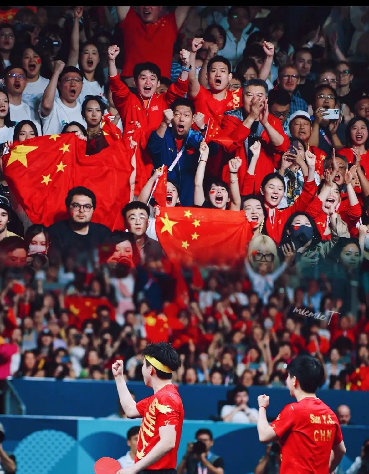 夺冠梦想实现!球队在比赛中登顶 夺冠梦想实现!球队在比赛中登顶