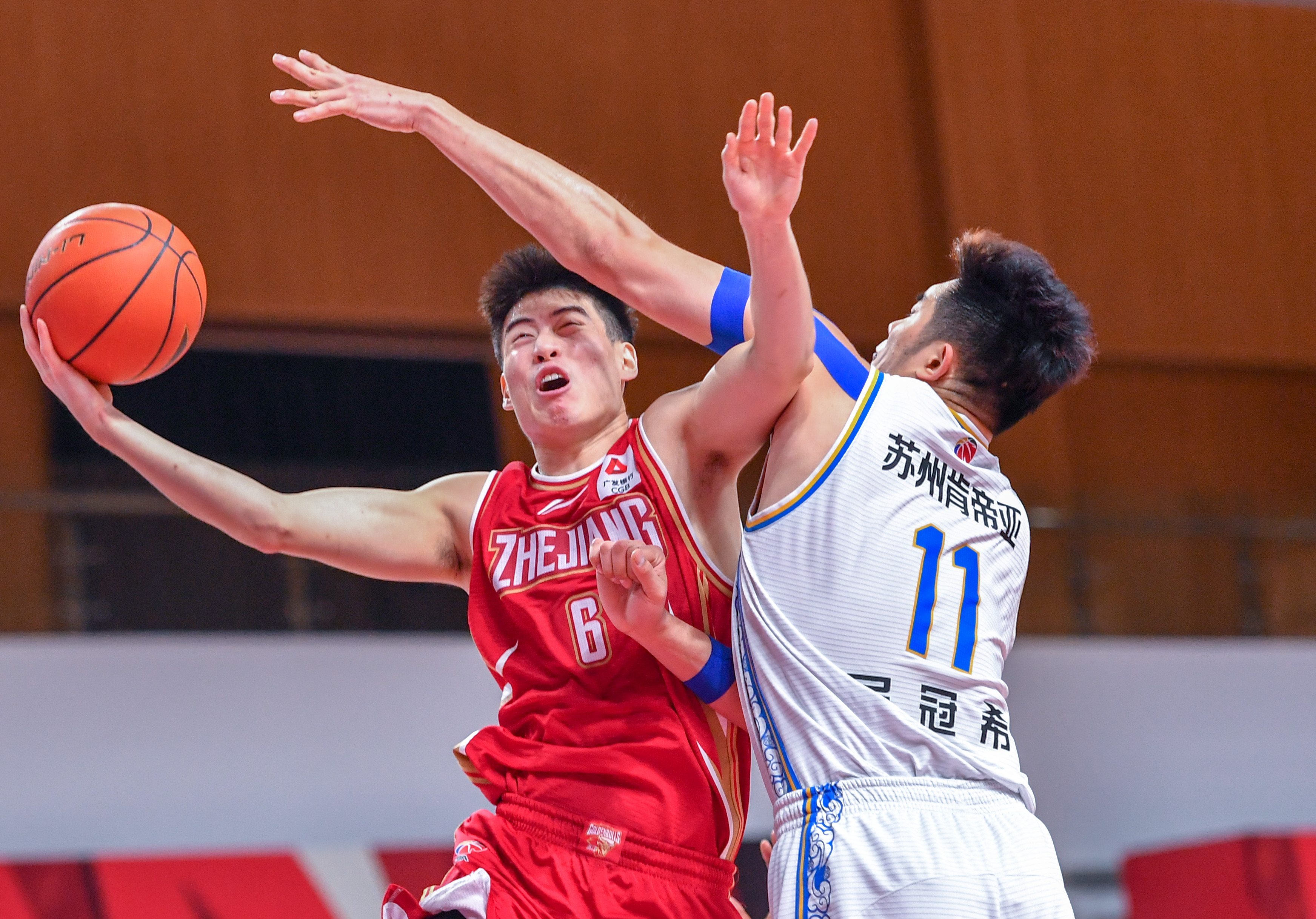 体育赛场精彩纷呈，选手实力强劲