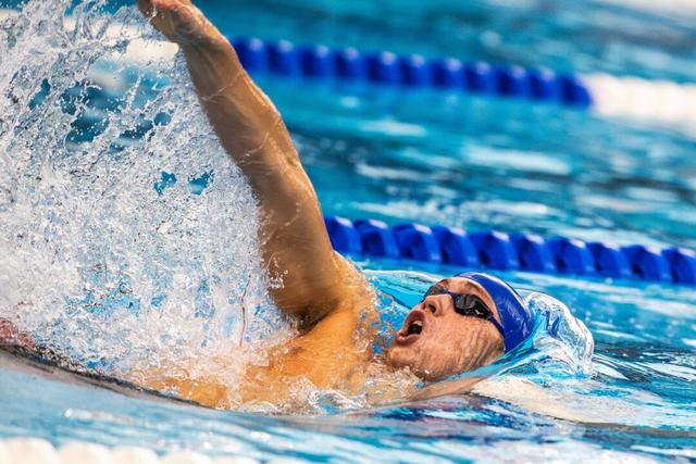 美国选手凭借出色表现获得游泳冠军！