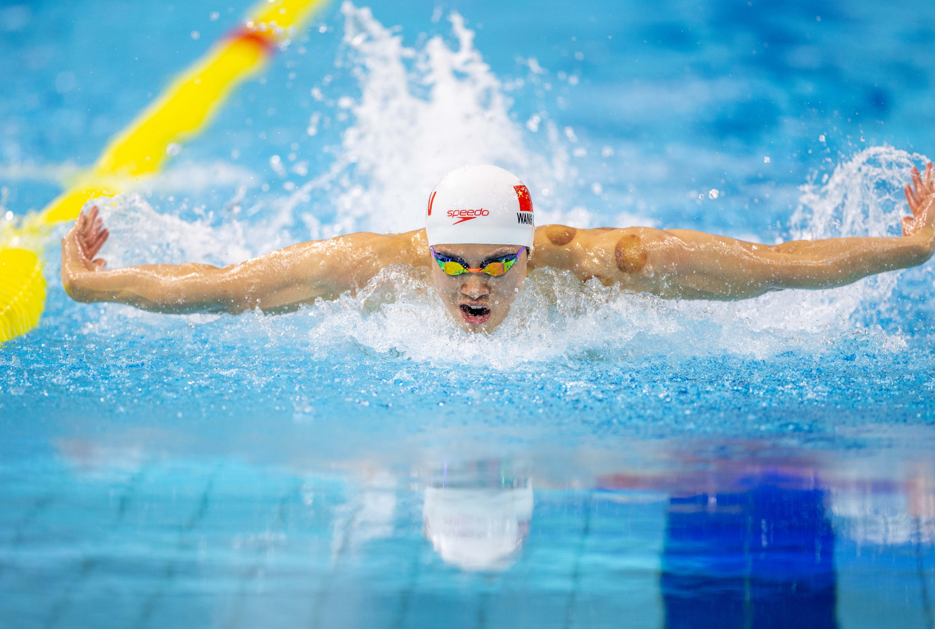 游泳冠军高水平表现，夺牌成功