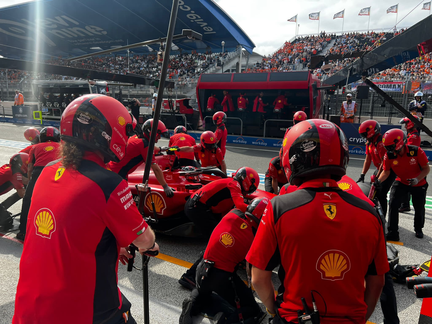 索伯车队完胜哈斯车队,勒克莱尔点燃赛场 索伯车队完胜哈斯车队,勒克莱尔点燃赛场